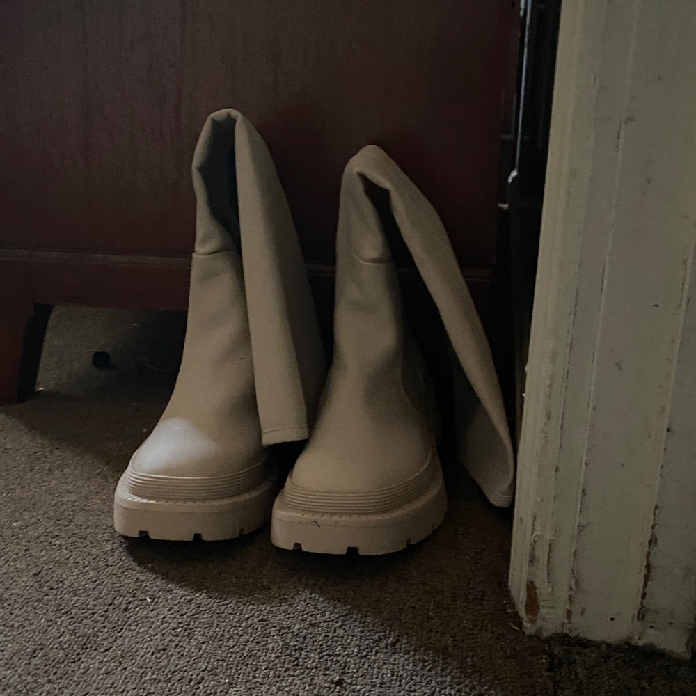 Elegant Cream Women's Boots